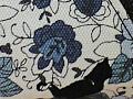 青い花とクロネコの柄のテトラポーチの写真