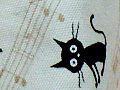 白
地に黒ネコの柄のテトラポーチの写真