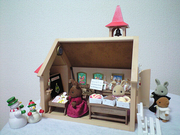 森の教会の内部の写真